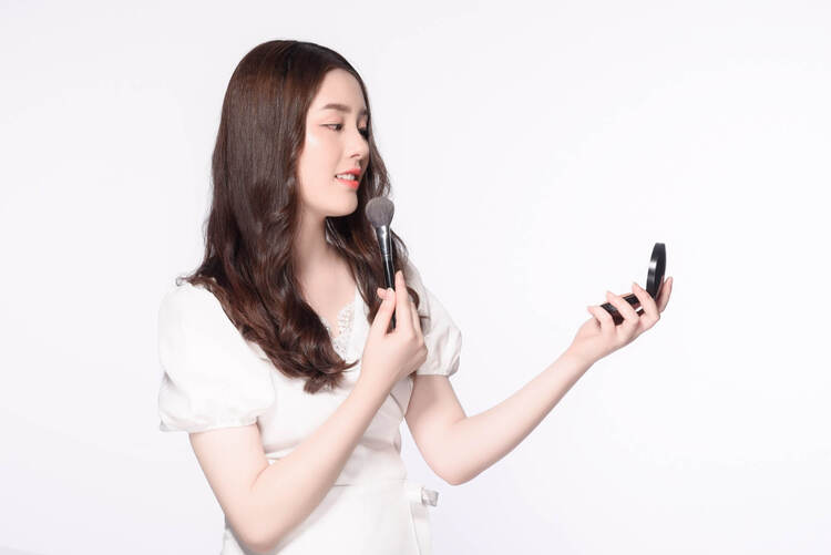 就活の証明写真で好印象を与える「チーク」の入れ方｜おすすめアイテムも4