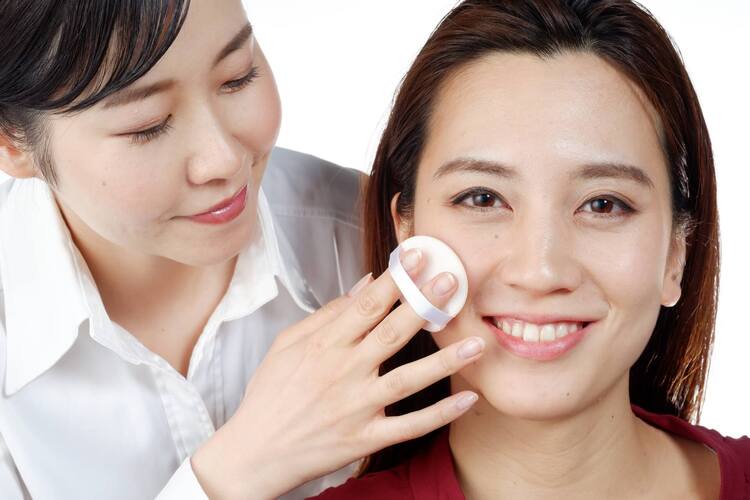 就活の証明写真で「カラコン」をつけるとバレる？プロが選び方を解説4