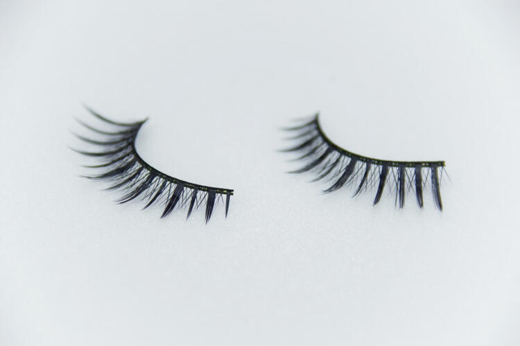 就活用の証明写真メイクで「つけま」をつけても良い？プロが選び方を紹介7