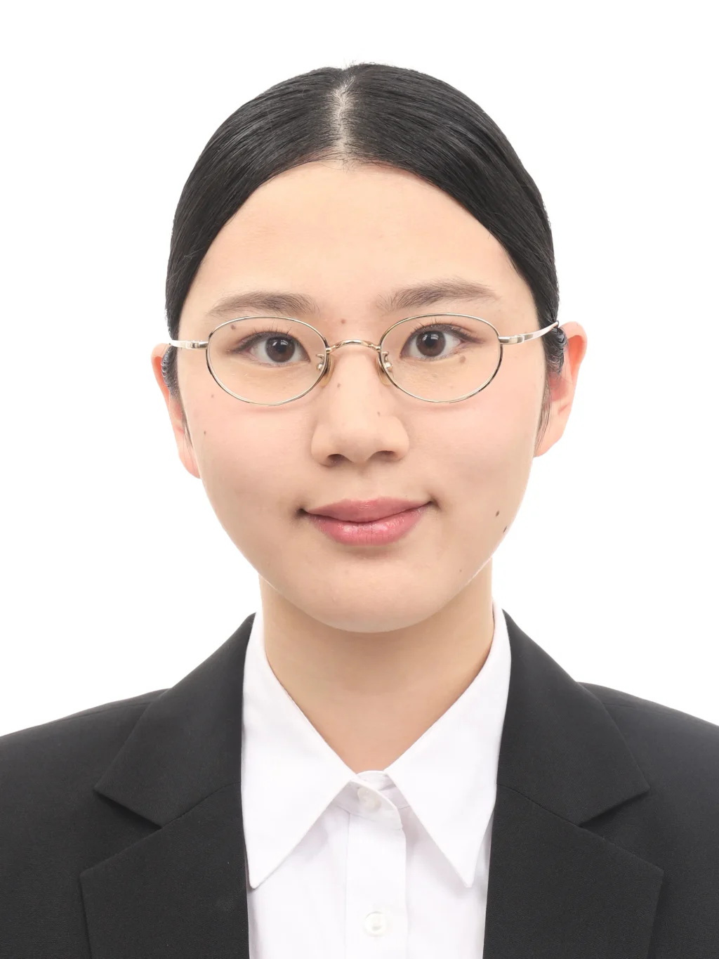 女子就活生の証明写真のビフォー