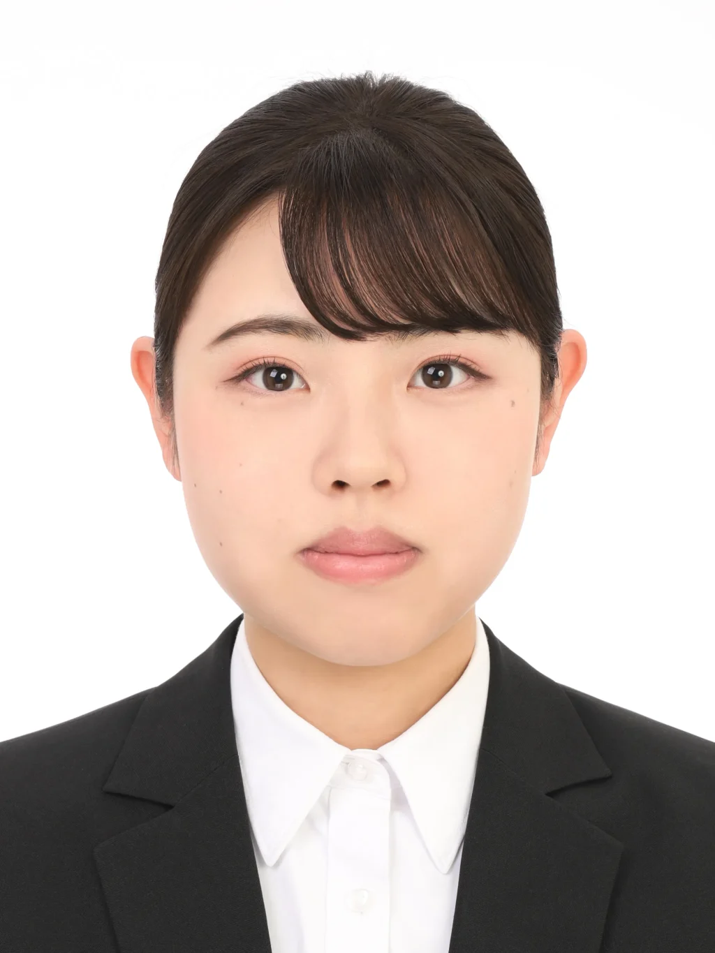 女子就活生のプロがヘアメイクして、撮影指導をした証明写真のアフター