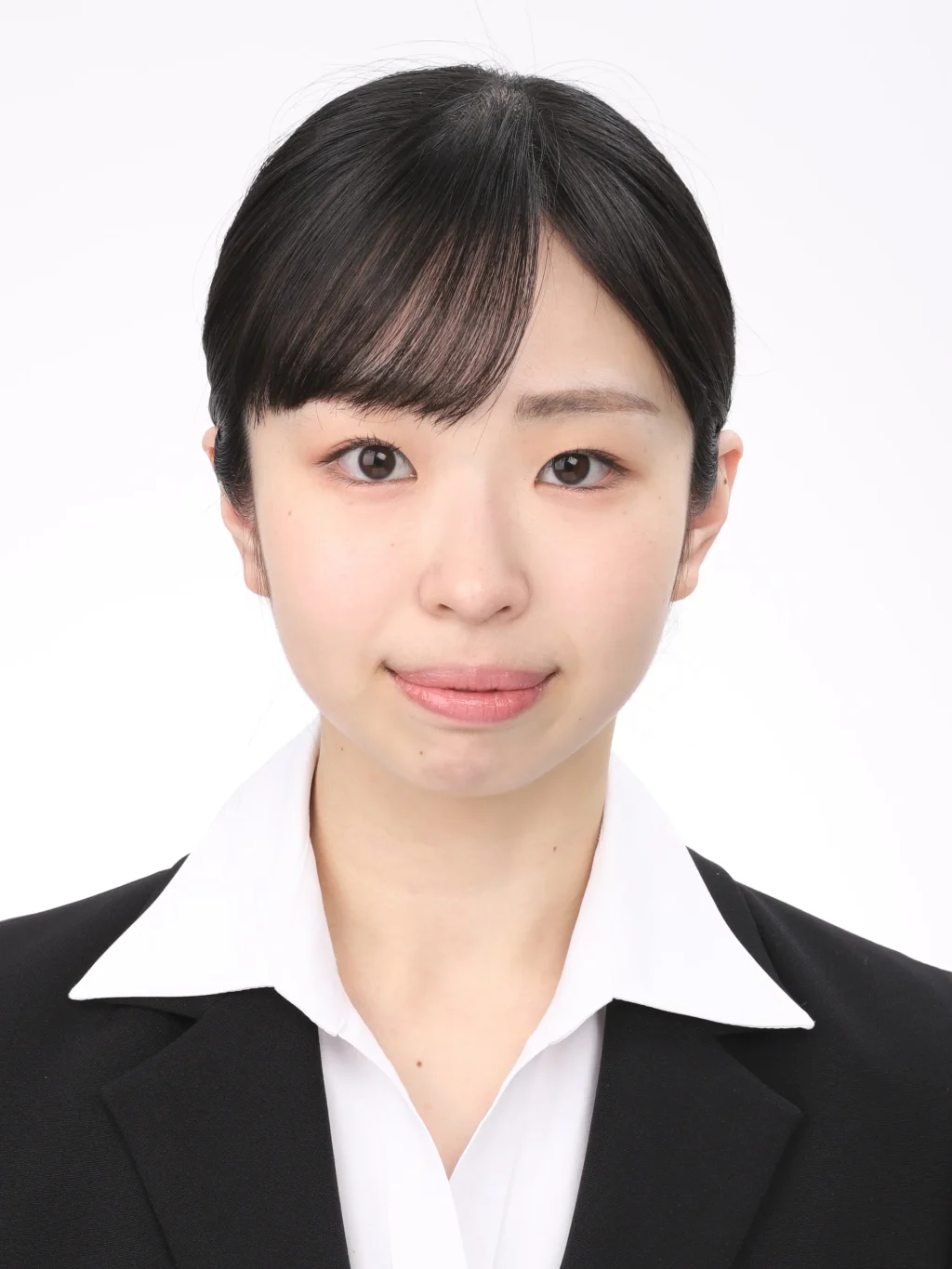 女子就活生の証明写真のビフォー