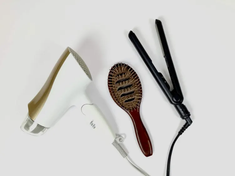 女子が「オールバック」で就活の証明写真を撮影するのはNG？セット方法も紹介2