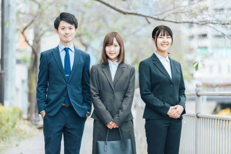 就活の証明写真の服装は「スーツ」がおすすめ！プロが男女別に解説アイキャッチ
