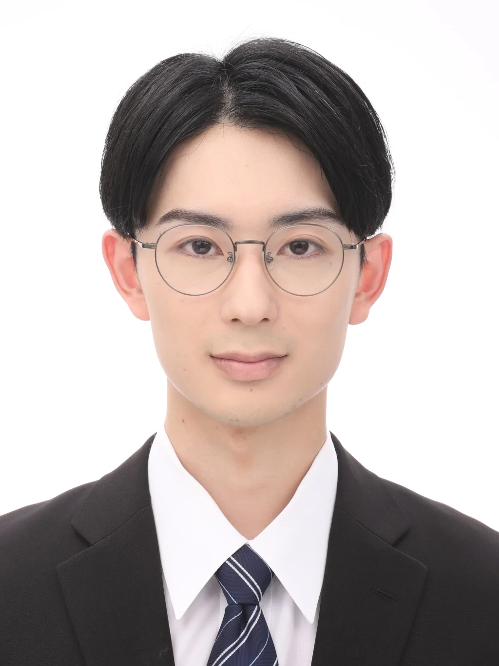 女子就活生の証明写真のビフォー