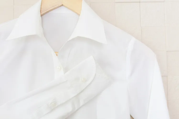 1分で分かる！就活写真における「襟元」の正解｜襟はスーツから出す？1
