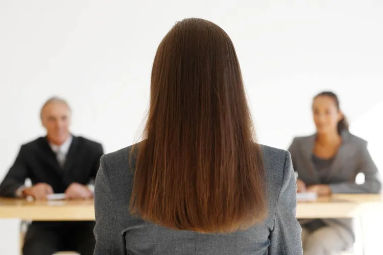 転職の証明写真で「ピアス」をつけるのはアリ？与える印象を解説1