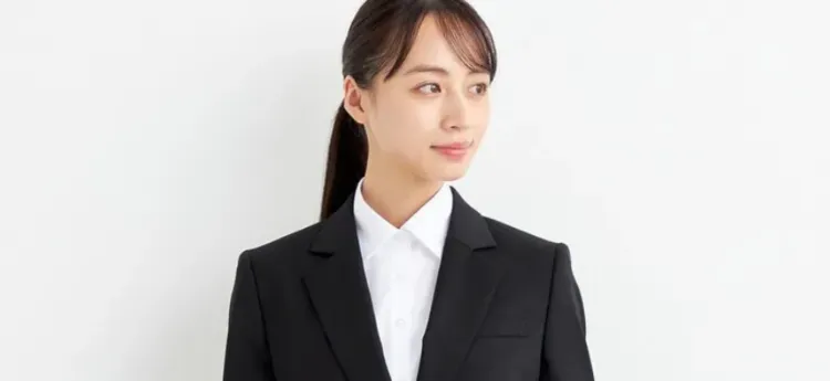 1分で分かる！就活写真における「襟元」の正解｜襟はスーツから出す？2