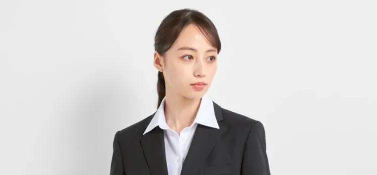 1分で分かる！就活写真における「襟元」の正解｜襟はスーツから出す？3