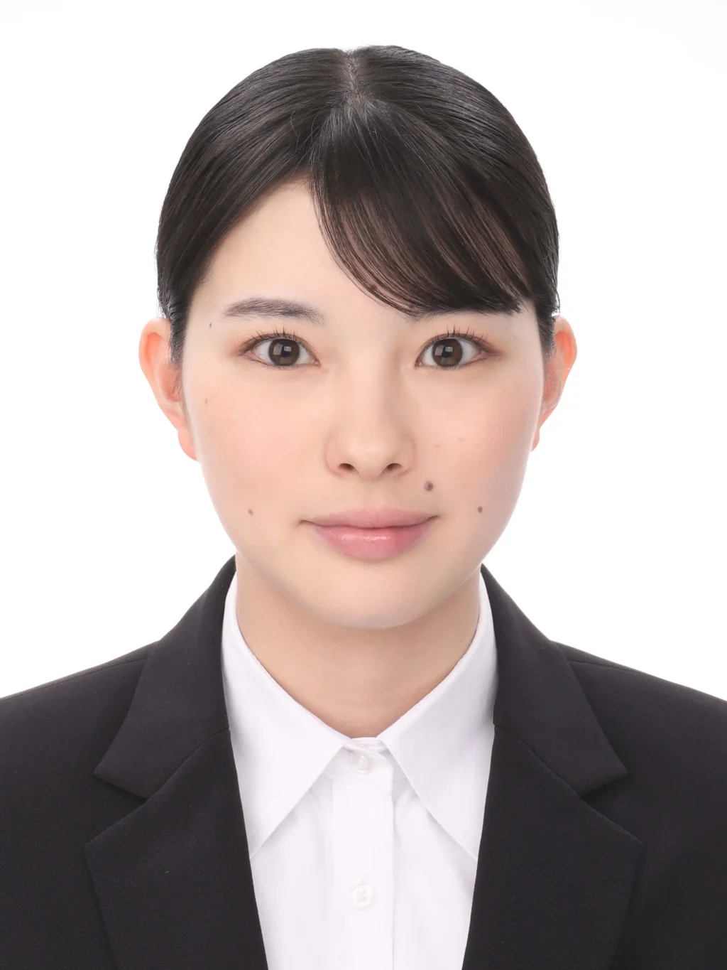 女子就活生のプロがヘアメイクして、撮影指導をした証明写真のアフター