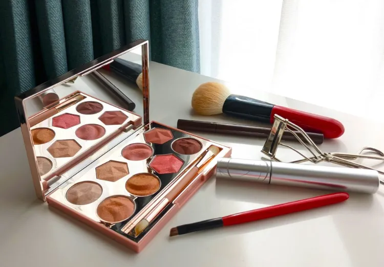 転職の「証明写真メイク」はどこまでセーフ？パーツ別の化粧のコツも4