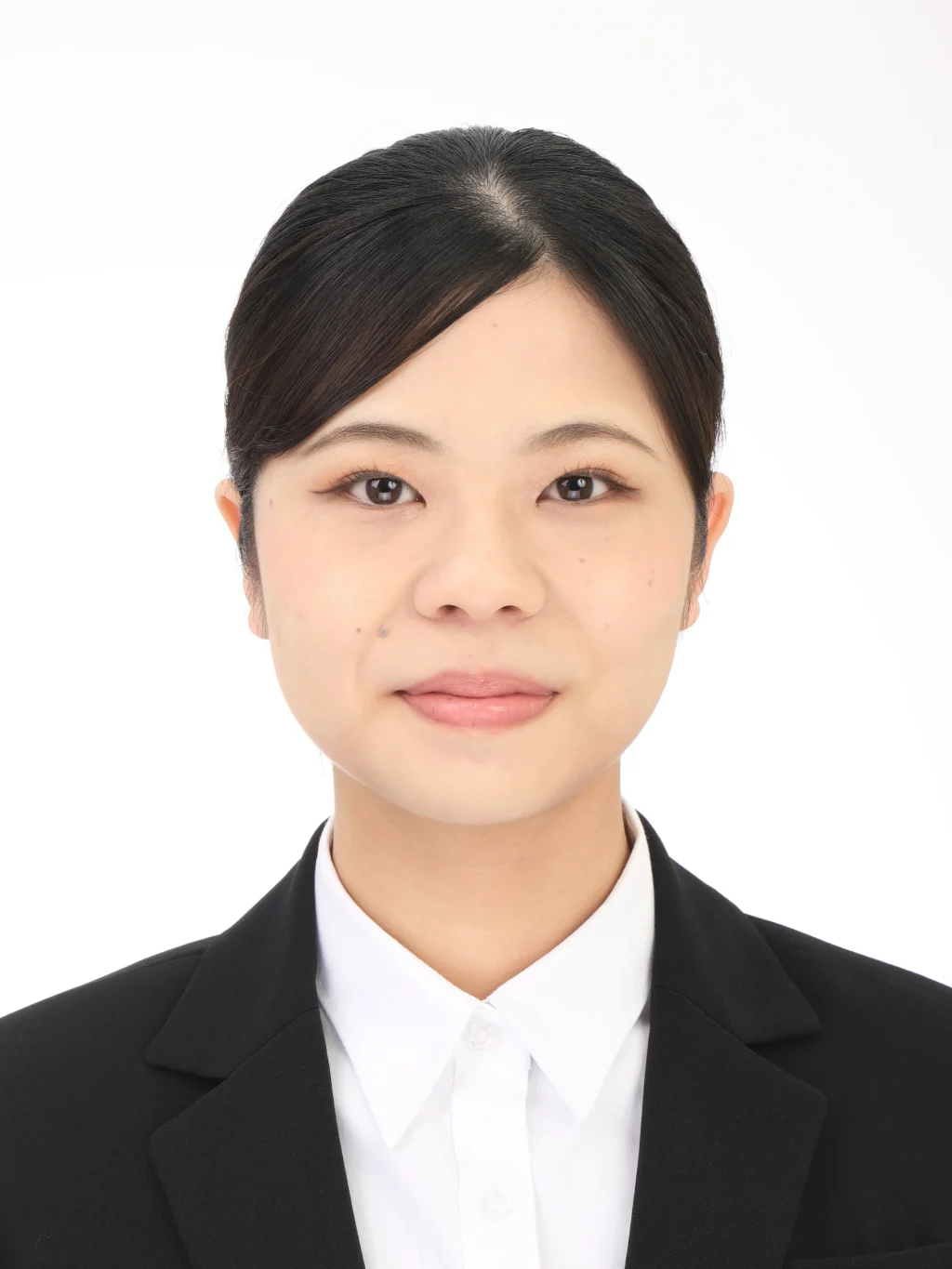 女子就活生の証明写真のビフォー