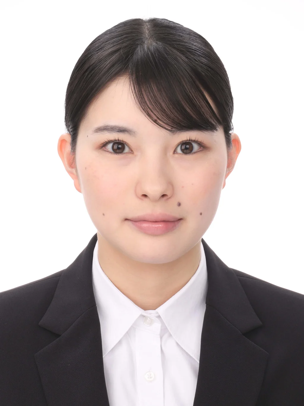 女子就活生の証明写真のビフォー